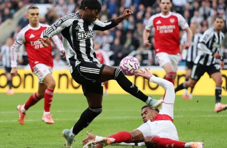 Tay Gabriel chạm nhẹ ngực Son trước khi ngã là lý do Arsenal thoát penalty