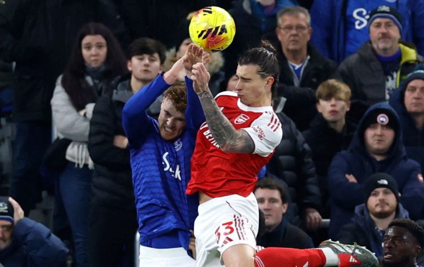 Những người ủng hộ "Arsenal thoát penalty" nhấn mạnh công nghệ VAR chính xác